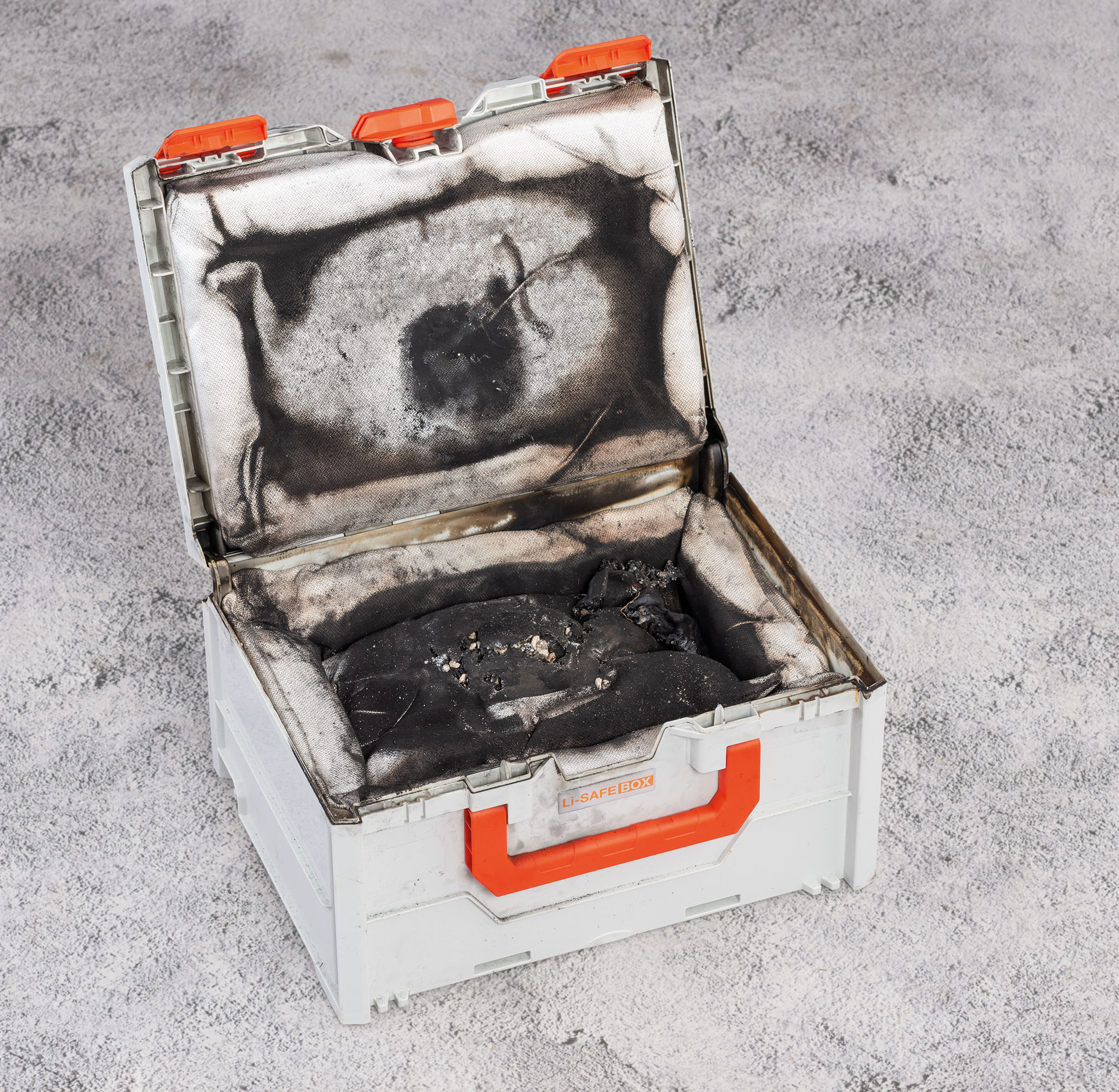 Erfolgreicher Brandversuch: CEMO Akku-Systembrandschutzbox Li-SAFE hält